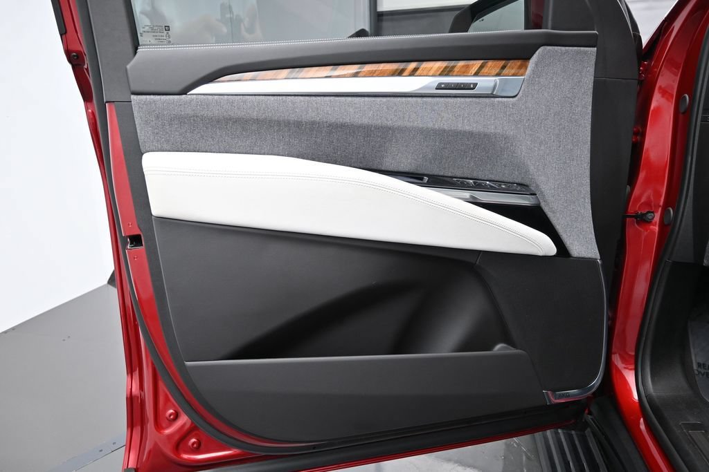 Certified 2025 Cadillac Escalade ESV Sport Platinum w/ LPO, Floor Liner Package AWD/4WD image 9