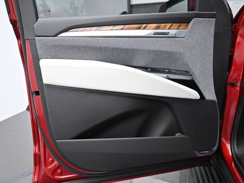 Used 2025 Cadillac Escalade ESV Sport Platinum w/ LPO, Floor Liner Package AWD/4WD image 9