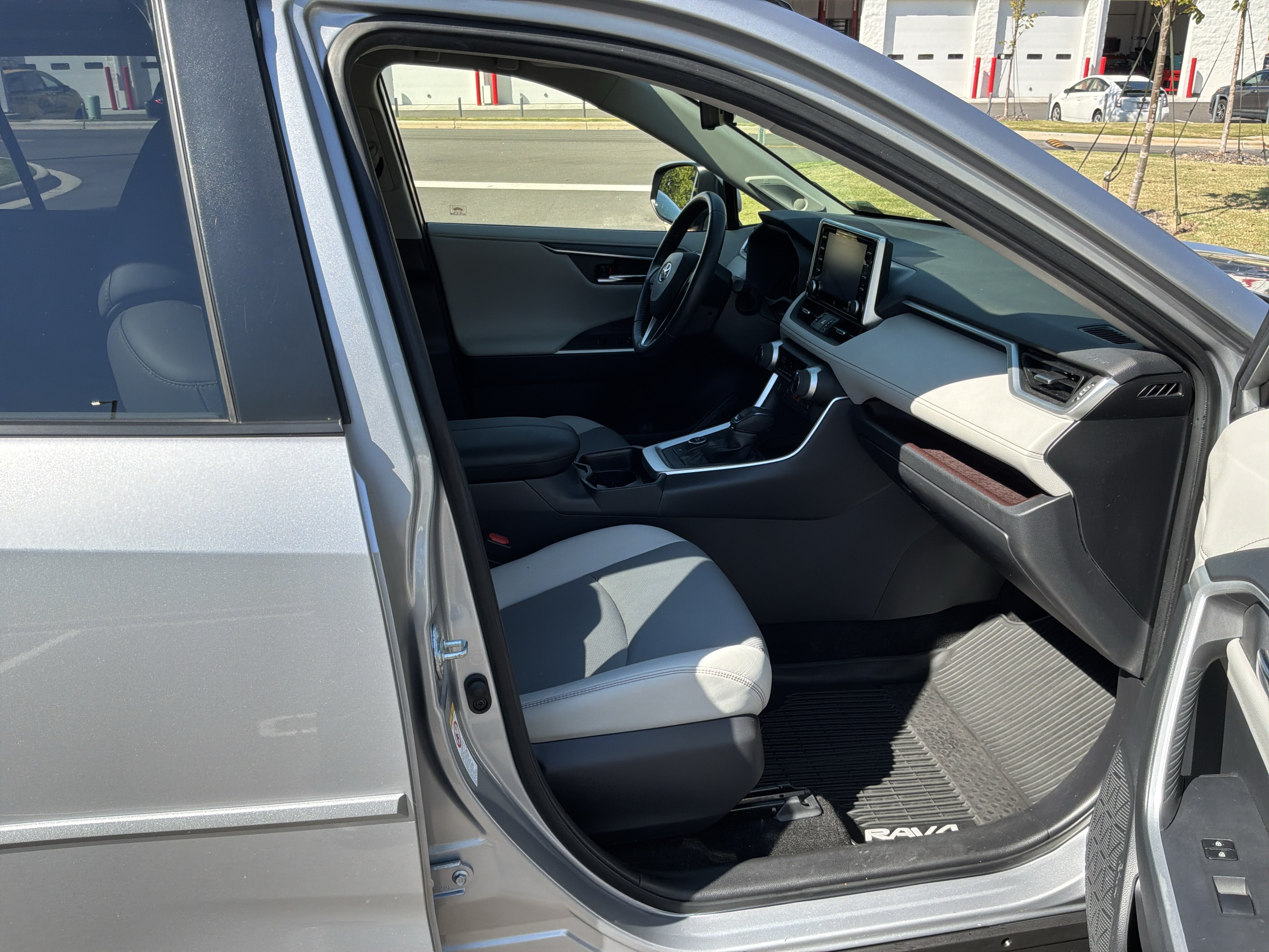 Used 2019 Toyota RAV4 Limited AWD/4WD image 33