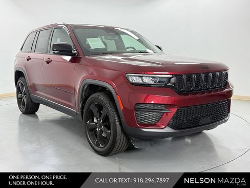 Used 2023 Jeep Grand Cherokee Altitude AWD/4WD image 4