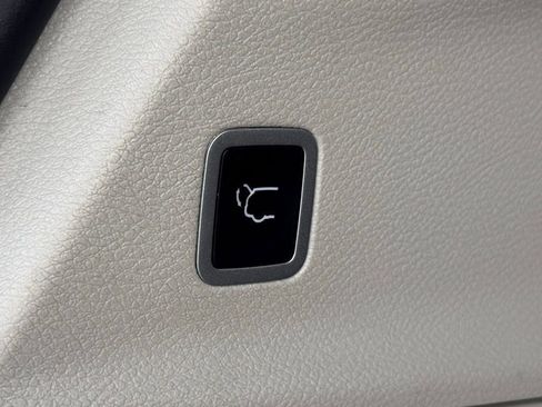 Used 2024 Chrysler Pacifica Limited FWD image 16