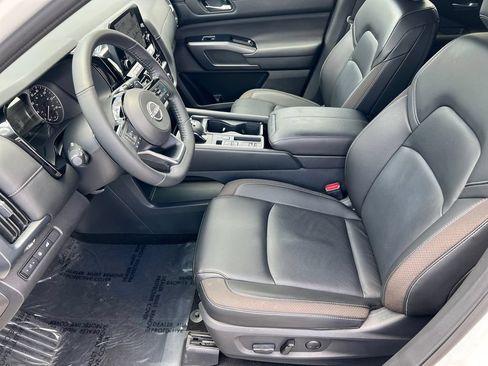 Used 2024 Nissan Pathfinder SL FWD image 9
