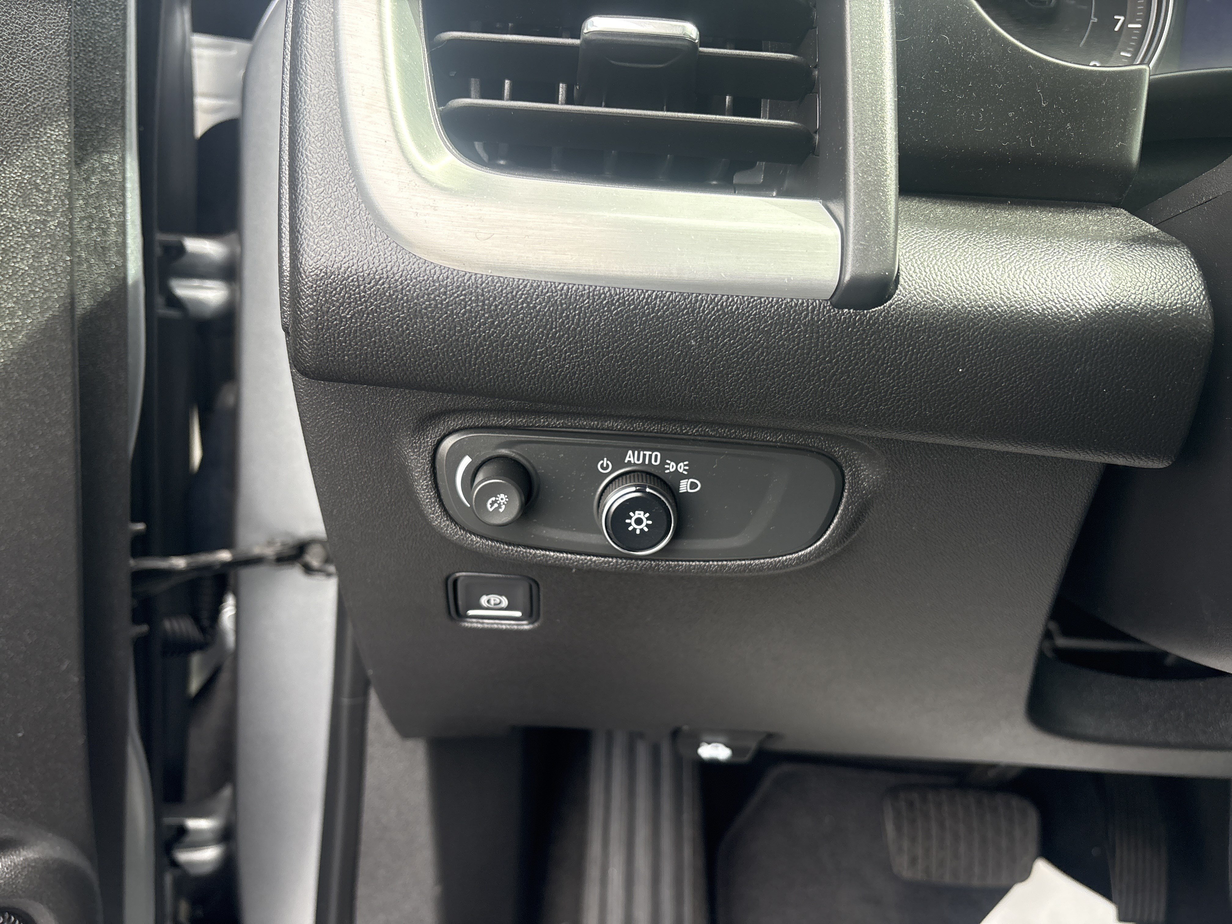 Used 2023 GMC Terrain SLE w/ Driver Convenience Package FWD image 16