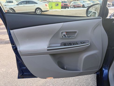 Used 2017 Toyota Prius V Three w/ Carpet Mat Package image 9