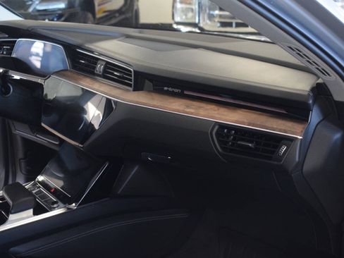 Used 2019 Audi e-tron Prestige w/ Prestige Package AWD/4WD image 46