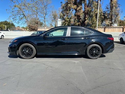 Used 2025 Toyota Camry SE image 3