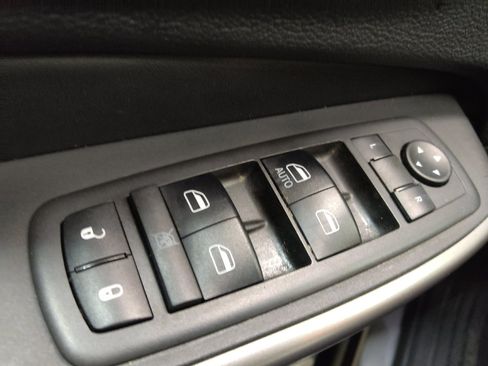Used 2019 Jeep Cherokee Latitude w/ Cold Weather Group FWD image 27