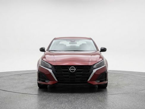 Used 2025 Nissan Altima 2.5 SV FWD image 2