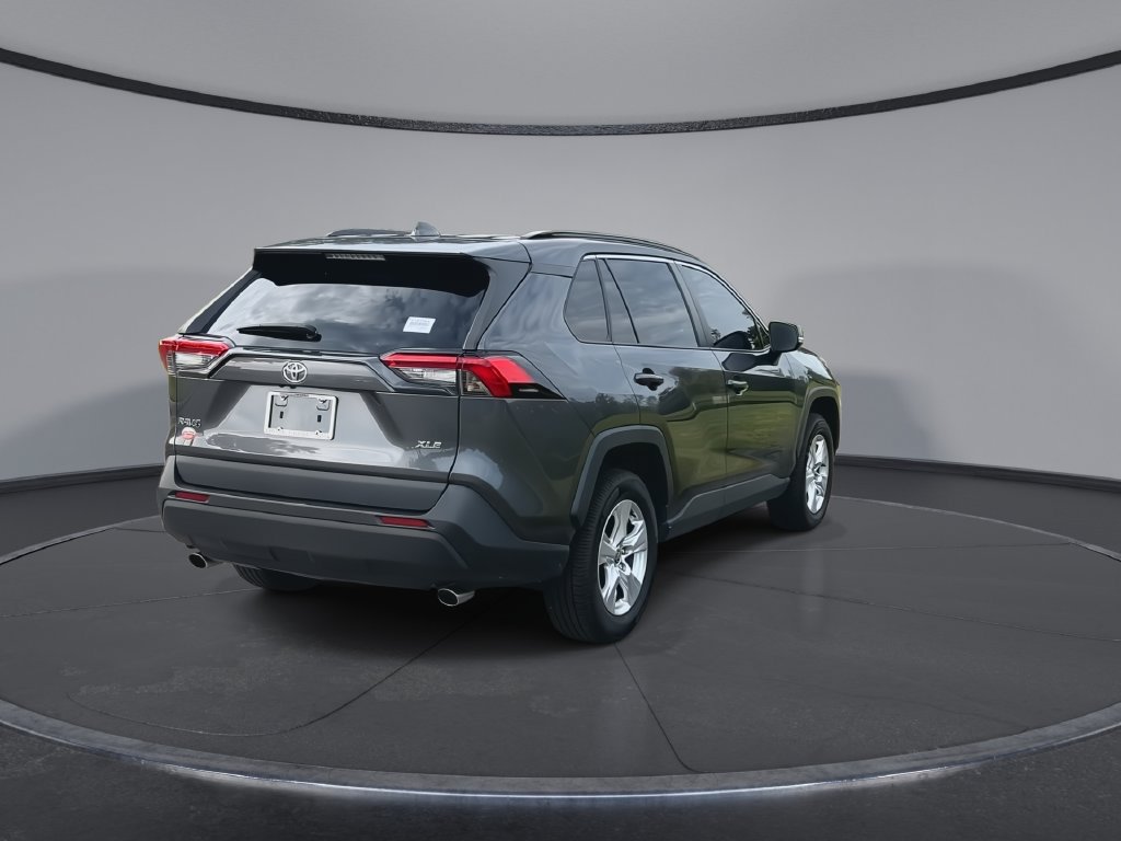 Used 2021 Toyota RAV4 XLE w/ Convenience Package FWD image 8