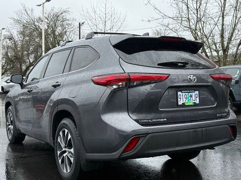 Used 2020 Toyota Highlander XLE image 3