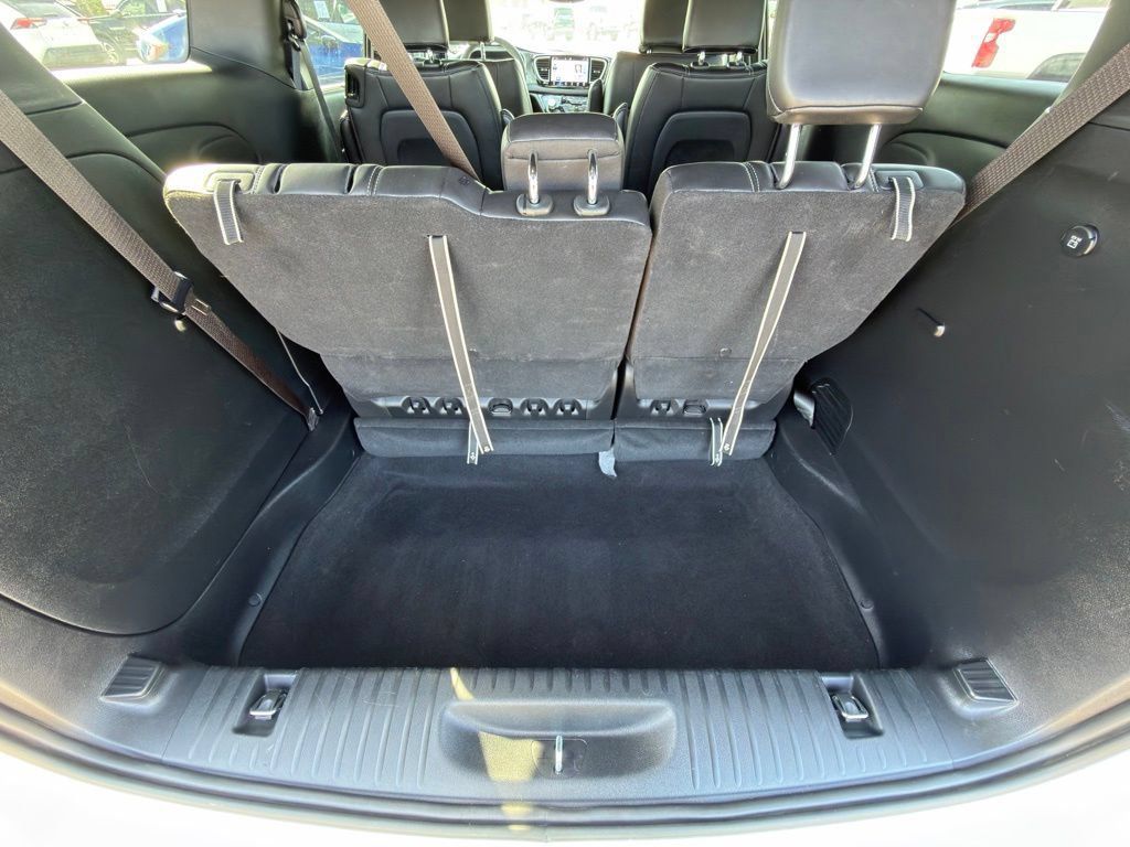 Used 2025 Chrysler Pacifica Select FWD image 19