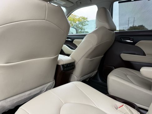 Used 2022 Toyota Highlander XLE image 21