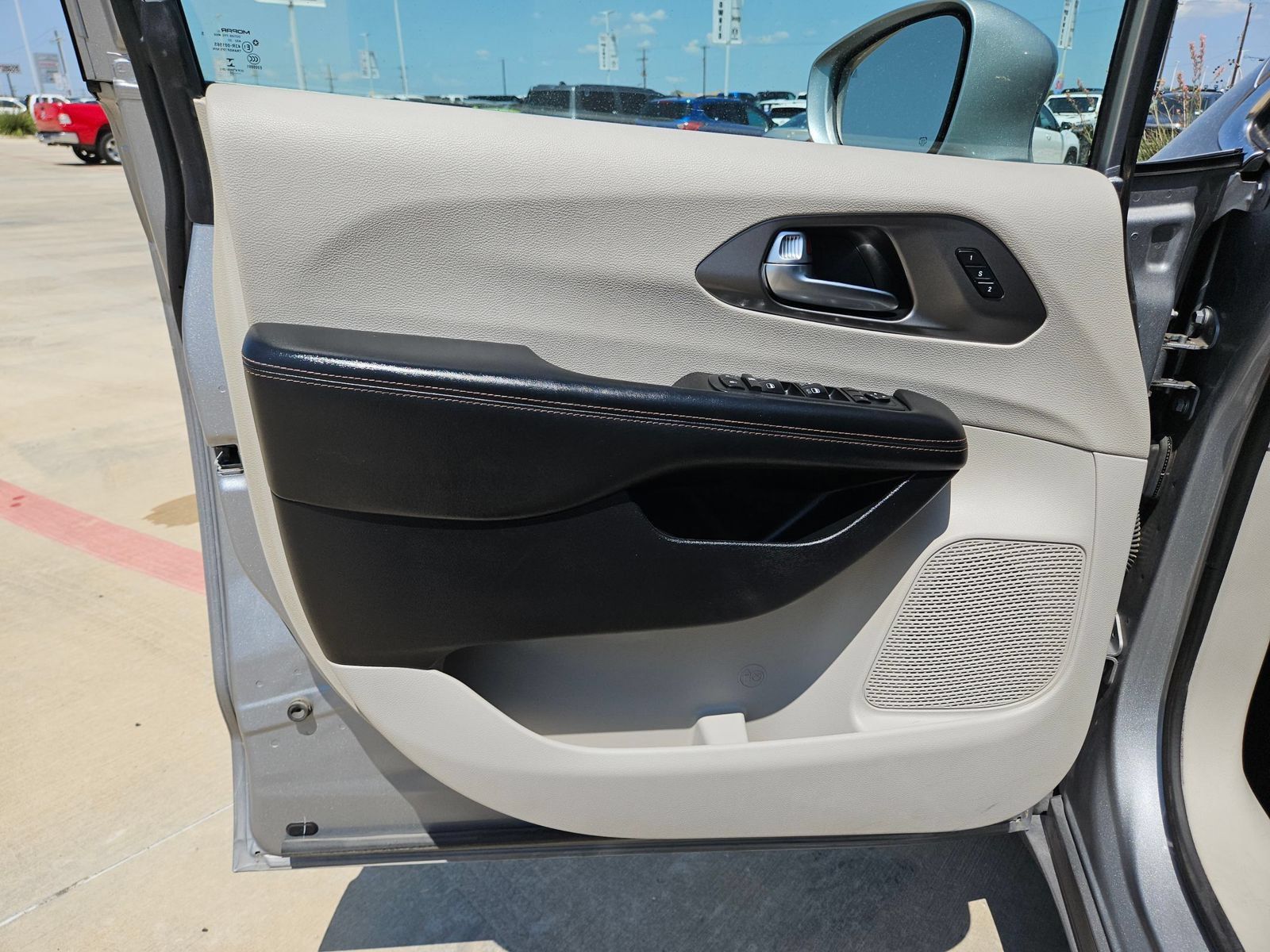 Used 2020 Chrysler Pacifica Touring-L FWD image 11