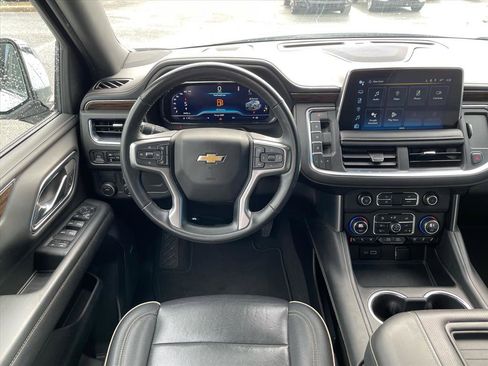 Used 2023 Chevrolet Suburban Premier image 7