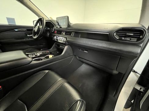 Used 2025 Honda Pilot Touring image 11