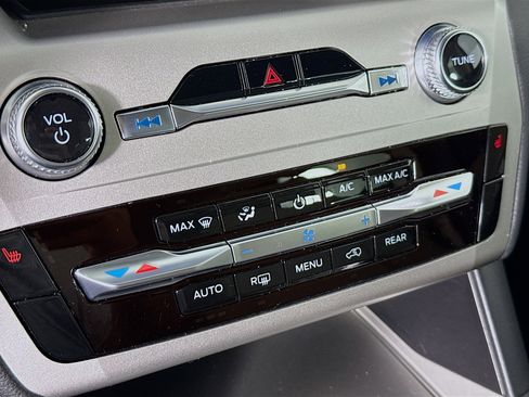 Used 2022 Ford Explorer XLT image 17