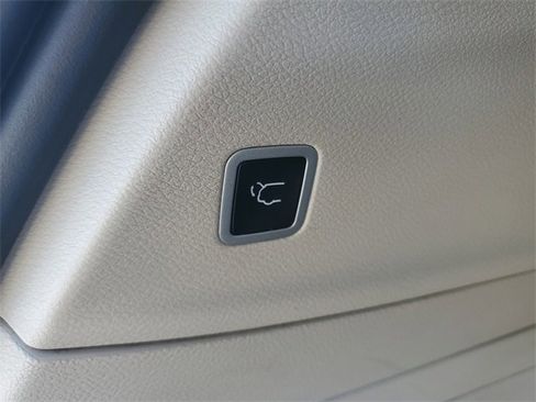 Used 2023 Chrysler Pacifica Limited image 33