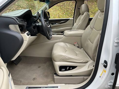 Used 2020 Cadillac Escalade ESV Premium Luxury image 6
