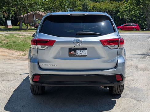 Used 2018 Toyota Highlander LE FWD image 5