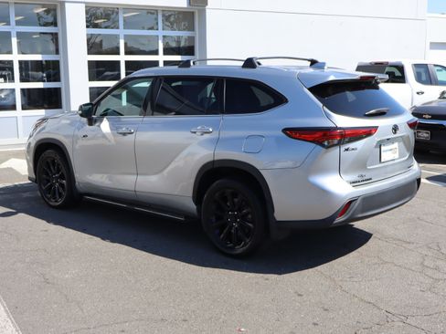 Used 2022 Toyota Highlander XLE AWD/4WD image 8