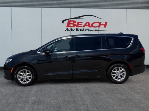 Used 2023 Chrysler Pacifica Touring-L FWD image 6