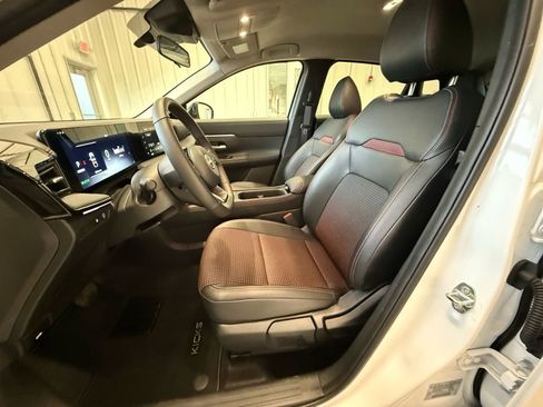 Used 2025 Nissan Kicks SR FWD image 22