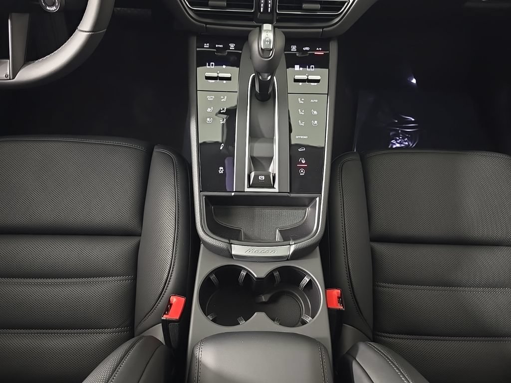 Certified 2026 Porsche Macan Turbo AWD/4WD image 22