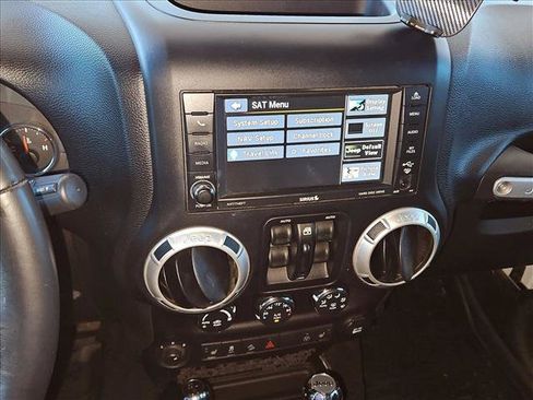 Used 2017 Jeep Wrangler Unlimited Rubicon w/ Connectivity Group AWD/4WD image 15