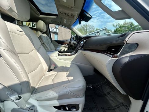 Used 2015 Cadillac Escalade Luxury AWD/4WD image 17