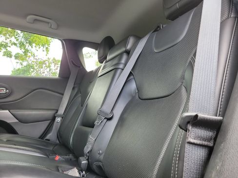 Used 2019 Jeep Cherokee Limited AWD/4WD image 17