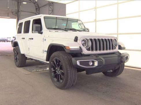 Used 2025 Jeep Wrangler Unlimited Sahara w/ Safety Group AWD/4WD image 4