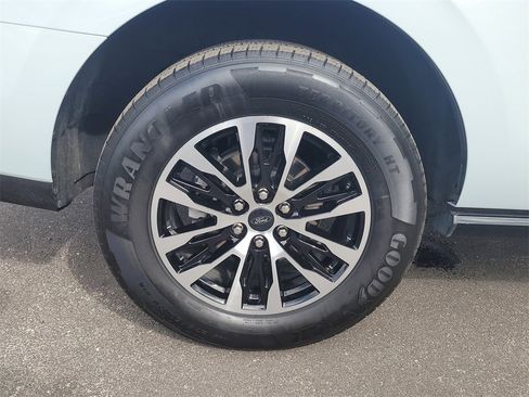 Used 2025 Ford Expedition Platinum image 5