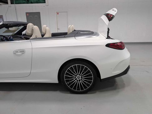 Used 2026 Mercedes-Benz CLE 300 4MATIC Cabriolet image 11