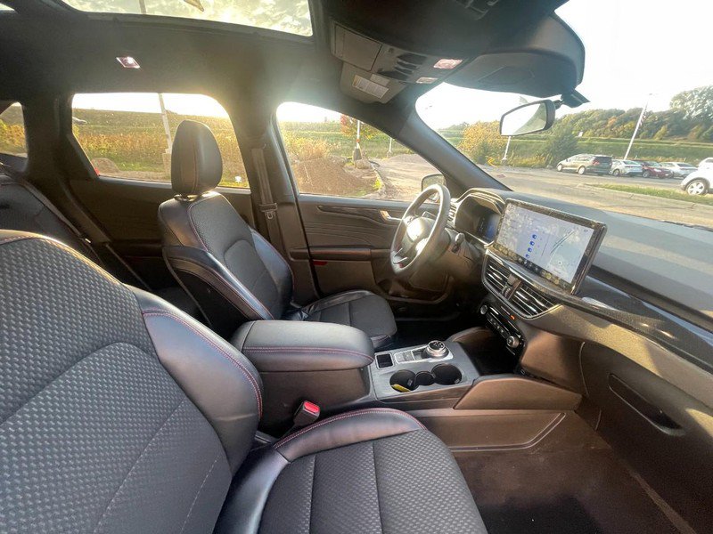 Used 2023 Ford Escape ST-Line w/ Tech Pack #1 AWD/4WD image 4