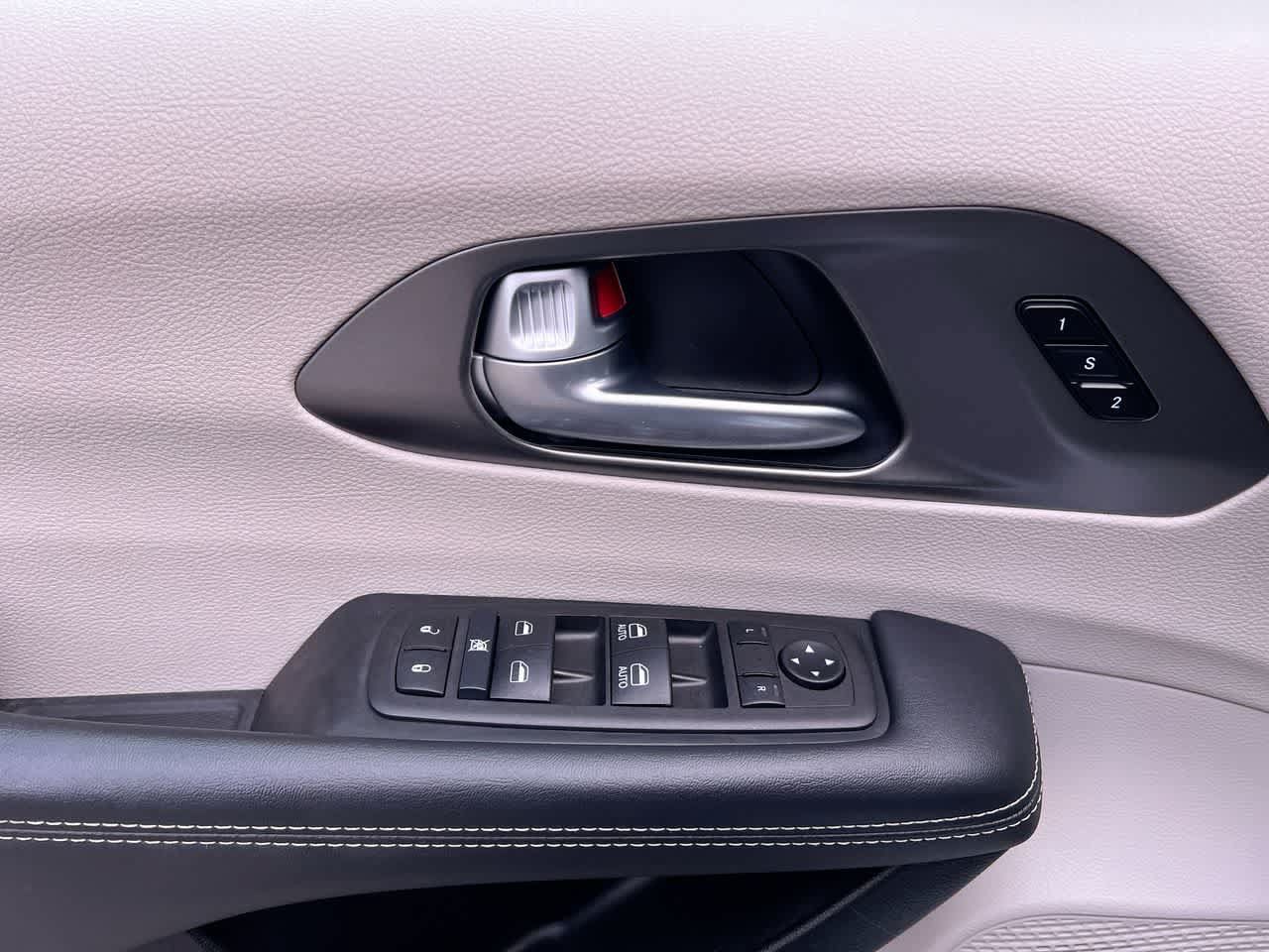 Used 2024 Chrysler Pacifica Touring-L FWD image 13