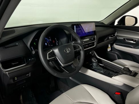 Used 2026 Toyota Grand Highlander XLE FWD image 12