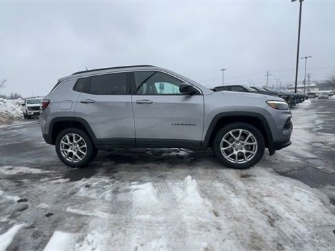 Used 2022 Jeep Compass Latitude w/ Sun and Sound Group image 9