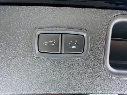 Certified 2023 Porsche Macan AWD/4WD image 23