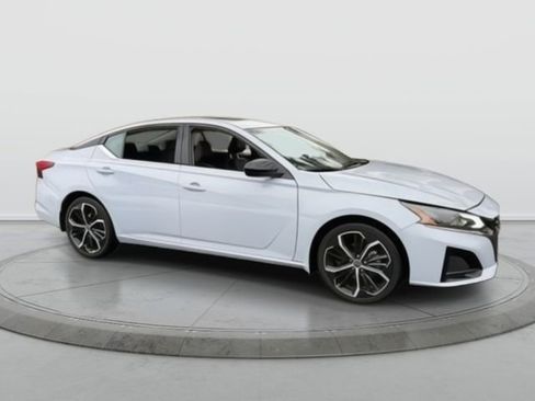 Used 2025 Nissan Altima 2.5 SR w/ SR Premium Package image 6