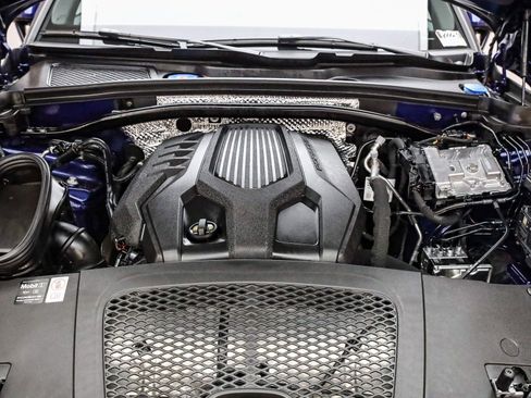 Certified 2025 Porsche Macan AWD/4WD image 32
