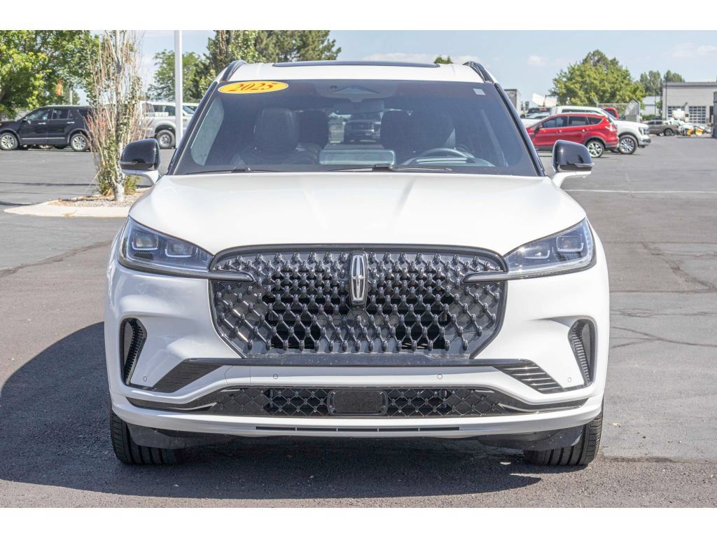 Used 2025 Lincoln Aviator Black Label w/ Jet Appearance Package AWD/4WD image 8