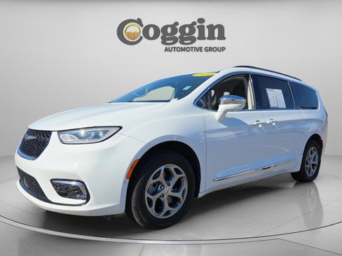 Used 2022 Chrysler Pacifica Limited w/ Uconnect Theater Family Group image 1