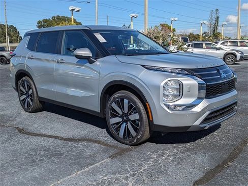 New 2025 Mitsubishi Outlander SE image 3
