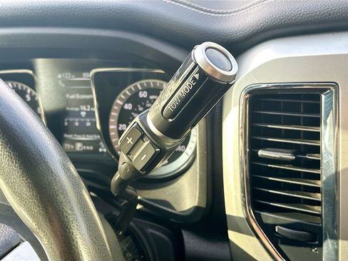 Used 2017 Nissan Titan PRO-4X w/ Pro-4x Convenience Package AWD/4WD image 25