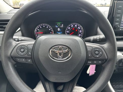 Used 2022 Toyota RAV4 LE image 12