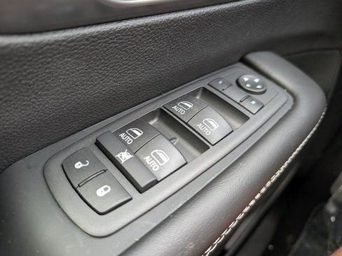New 2026 Chrysler Pacifica Select w/ S Appearance Package FWD image 39