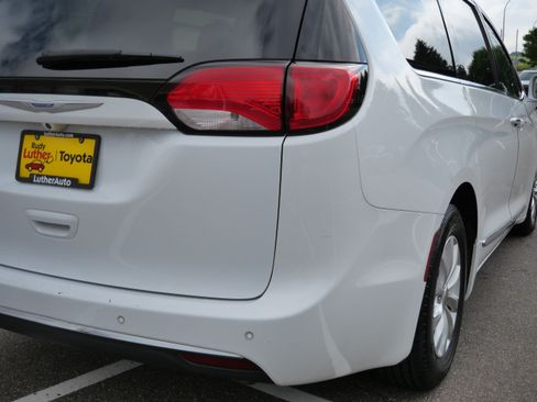 Used 2018 Chrysler Pacifica Touring-L Plus FWD image 17
