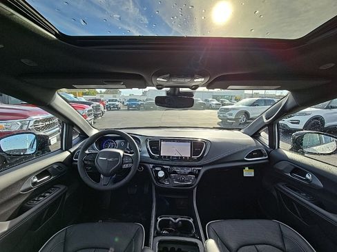 New 2026 Chrysler Pacifica Limited w/ S Appearance Package image 2