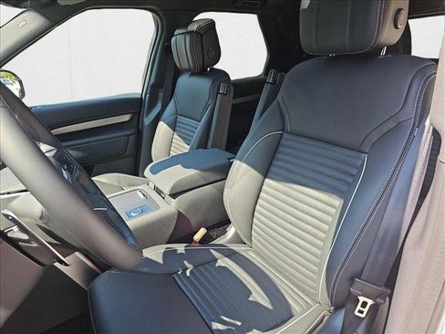 New 2024 Land Rover Discovery Dynamic SE image 16