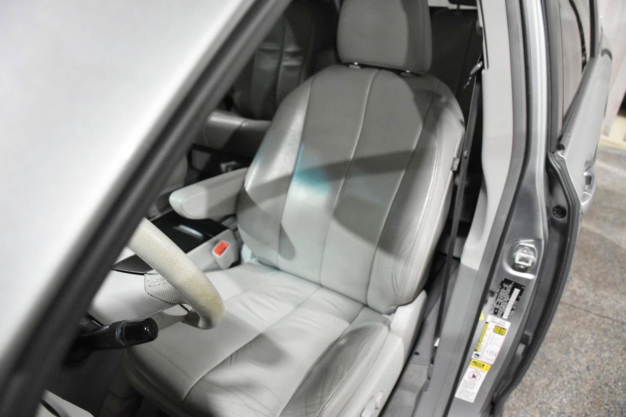 Used 2012 Toyota Sienna XLE FWD image 11